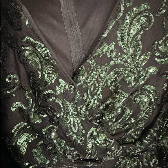 Elegant Green Patterned Dress - Picture 3 of 3